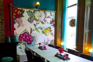 Het tapas restaurant is gelegen direct aan de authentieke Meddosestraat