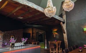 De zaal van The Gallery is modern, authentiek en sfeervol.