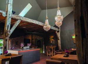 Bij de realisatie van deze ruimte is rekening gehouden met de oude elementen om er een sfeervol geheel van te maken.