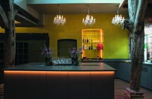 De verrijdbare, moderne bar zorgt ervoor dat de zaal op veel verschillende manier kan worden ingericht.