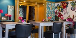 De hoge zitjes zorgen ook voor een ongedwongen sfeer.