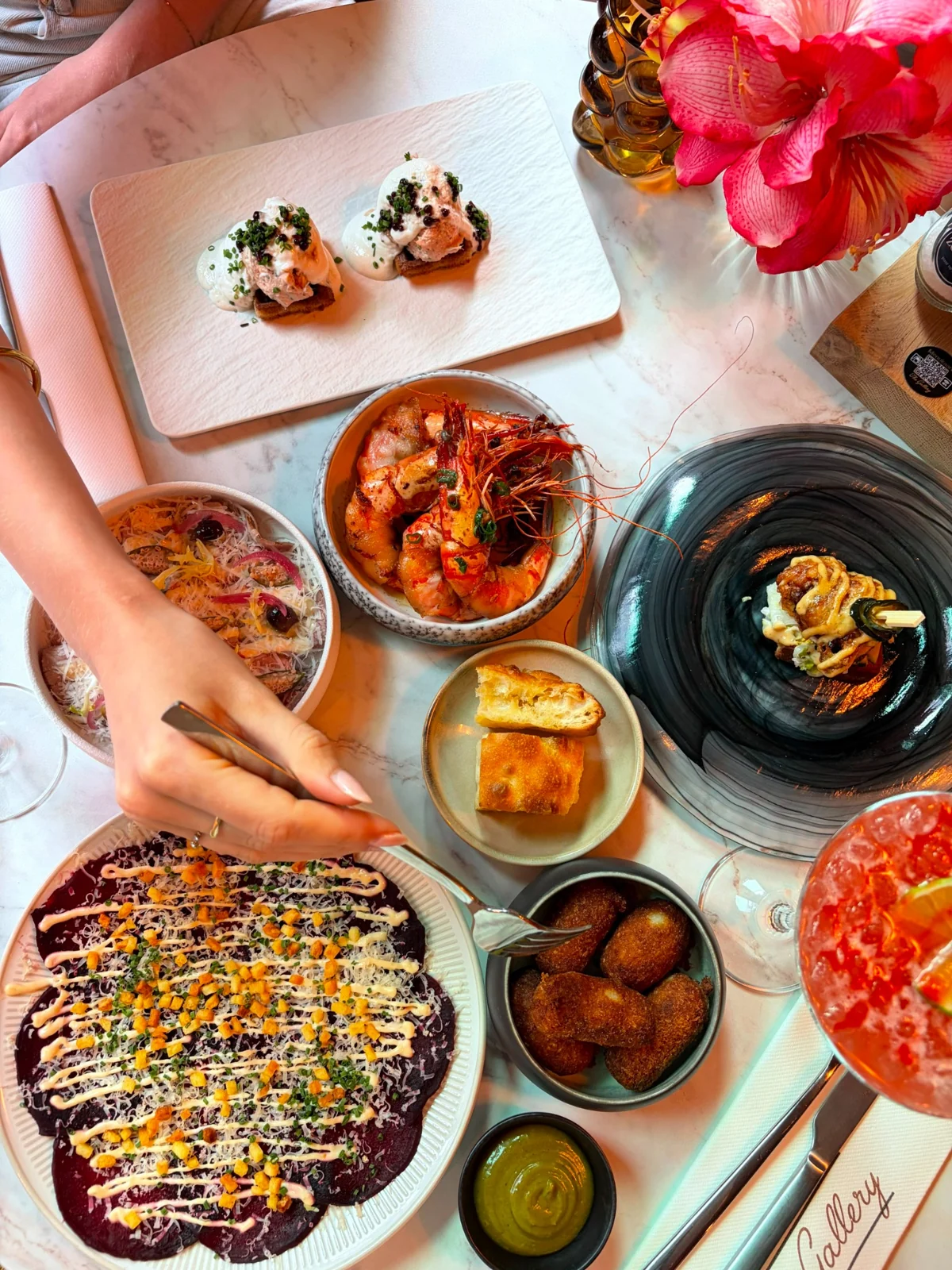 Samen kleine gerechten delen aan tafel bij The Gallery Foodbar